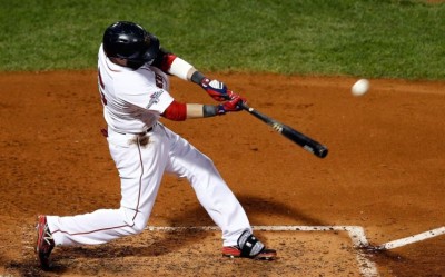 Por qué en el béisbol el jardinero debe anticipar la trayectoria desde el momento del swing