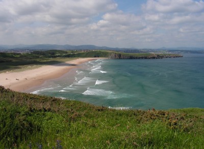¿Hay olas en Xagó o en Rodiles? Cómo organizar una escapada de surf de última hora