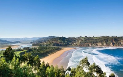 El Principado destina cerca de 800.000 euros a la limpieza y mantenimiento de las playas de Asturias