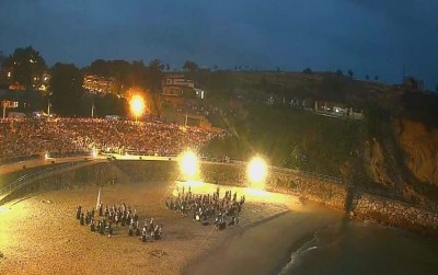 Llanes vive el día grande de San Roque entre gaitas y fuegos artificiales en la playa del Sablón